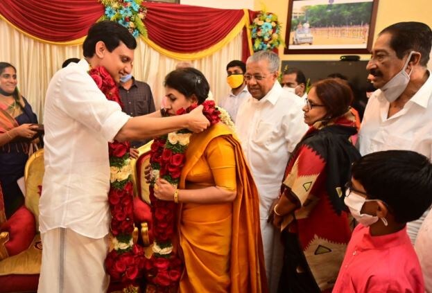 கேரள முதல்வர் பினராயி விஜயனின் மகள் வீணாவுக்கும், மார்க்சிஸ்ட் கம்யூனிஸ்ட் கட்சியின் இளைஞரணி மாநில தலைவர் முகம்மது ரியாஸுக்கும் இன்று திருமணம் நடந்தது கேரள முதல்வர் பினராயி விஜயனின் மகள் வீணாவுக்கும், மார்க்சிஸ்ட் கம்யூனிஸ்ட் கட்சியின் இளைஞரணி மாநில தலைவர் முகம்மது ரியாஸுக்கும் இன்று திருமணம் நடந்தது