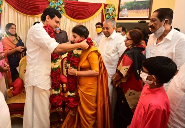 முதல்வரின் இல்லத்தில் நடந்த திருமண நிகழ்வில் மணமக்களின் நெருங்கிய உறவினர்கள் மட்டுமே பங்கேற்றனர் முதல்வரின் இல்லத்தில் நடந்த திருமண நிகழ்வில் மணமக்களின் நெருங்கிய உறவினர்கள் மட்டுமே பங்கேற்றனர்