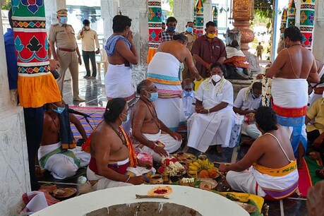 கொரோனா விலக வேண்டி மகா மிருக்த்திஜெய யாகம்: முதல்வர் நாராயணசாமி வழிபாடு கொரோனா விலக வேண்டி மகா மிருக்த்திஜெய யாகம்: முதல்வர் நாராயணசாமி வழிபாடு