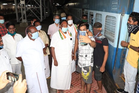 ”கொரோனா கார்ட்டூன் இல்லையே” - புலம்பெயர் தொழிலாளர்களை சிரிக்க வைத்த முதலமைச்சர் நாராயணசாமி ”கொரோனா கார்ட்டூன் இல்லையே” - புலம்பெயர் தொழிலாளர்களை சிரிக்க வைத்த முதலமைச்சர் நாராயணசாமி