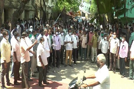 யூனியன் பிரதேசங்களில் மின்துறை தனியார்மயம்: போராட்டத்தில் இறங்கிய புதுச்சேரி ஊழியர்கள் யூனியன் பிரதேசங்களில் மின்துறை தனியார்மயம்: போராட்டத்தில் இறங்கிய புதுச்சேரி ஊழியர்கள்