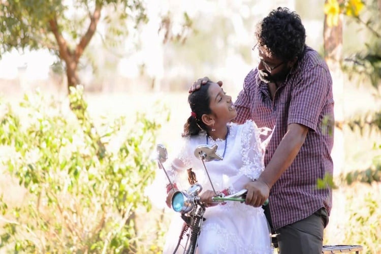 அம்மாவின் கோபங்களிலிருந்து காப்பாற்றியவர் : அம்மா என்றாலே சில விஷயங்களுக்குக் கண்டிப்பு இருக்கும். அப்போது சில திட்டுகள் இருக்கும், அடி கிடைக்கும், வேண்டாம் எனத் தடுப்பார்கள். ஆனால் இவை எல்லாவற்றிலிருந்து மகளைக் காப்பாற்றி விருப்பம் போல் செயல்பட உதவுவார்கள். அம்மாவின் கோபங்களிலிருந்து காப்பாற்றியவர் : அம்மா என்றாலே சில விஷயங்களுக்குக் கண்டிப்பு இருக்கும். அப்போது சில திட்டுகள் இருக்கும், அடி கிடைக்கும், வேண்டாம் எனத் தடுப்பார்கள். ஆனால் இவை எல்லாவற்றிலிருந்து மகளைக் காப்பாற்றி விருப்பம் போல் செயல்பட உதவுவார்கள்.