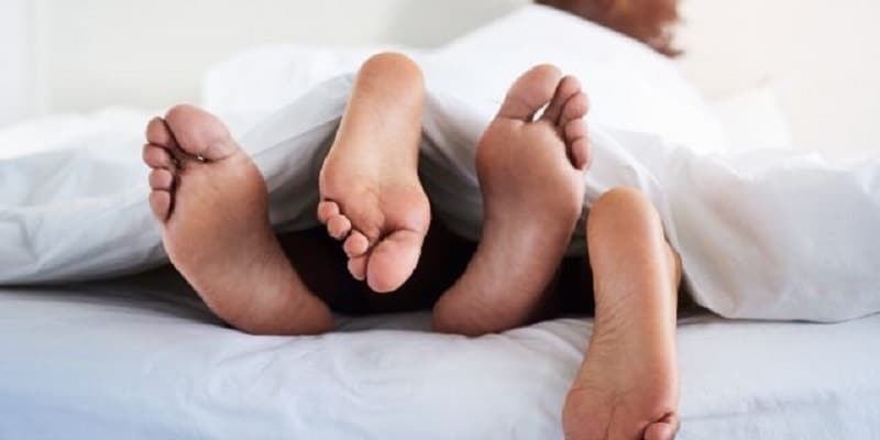 பொய்யான நடிப்பு : உடலுறவில் வெளிப்படுத்தும் சில உணர்ச்சிகளை காட்ட வேண்டுமே என்பதற்காக பொய்யாக நடிக்காதீர்கள். உச்சகட்ட உணர்ச்சியை அடைந்துவிட்டதைப் போல் நடிக்காதீர்கள். அது அந்த உடலுறவை போரடிக்கும் விஷயமாக மாற்றிவிடும். பொய்யான நடிப்பு : உடலுறவில் வெளிப்படுத்தும் சில உணர்ச்சிகளை காட்ட வேண்டுமே என்பதற்காக பொய்யாக நடிக்காதீர்கள். உச்சகட்ட உணர்ச்சியை அடைந்துவிட்டதைப் போல் நடிக்காதீர்கள். அது அந்த உடலுறவை போரடிக்கும் விஷயமாக மாற்றிவிடும்.