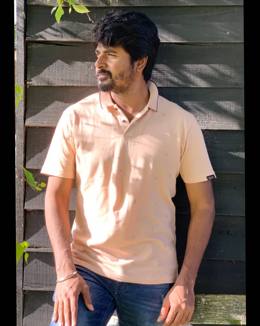 லாக்டவுனில் சோஷியல் மீடியாவில் ஆக்டிவ்வாக இருக்கும் சிவகார்த்திகேயன், தனது புதிய புகைப்படம் ஒன்றை பதிவிட்டு, மீண்டும் போற போக்குல் ஒரு போட்டோ ஷூட் என்று தலைப்பிட்டிருக்கிறார். லாக்டவுனில் சோஷியல் மீடியாவில் ஆக்டிவ்வாக இருக்கும் சிவகார்த்திகேயன், தனது புதிய புகைப்படம் ஒன்றை பதிவிட்டு, மீண்டும் போற போக்குல் ஒரு போட்டோ ஷூட் என்று தலைப்பிட்டிருக்கிறார்.