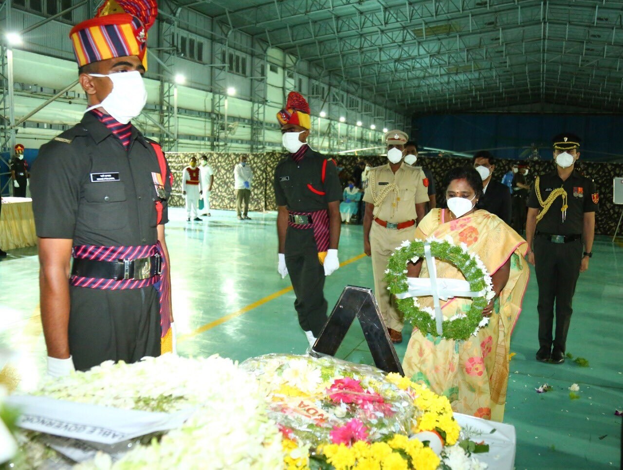  ராணுவ வீரர் கர்னல் சந்தோஷ் பாபு உடலுக்கு அஞ்சலி செலுத்தும் ஆளுநர் தமிழிசை சௌந்தரராஜன்