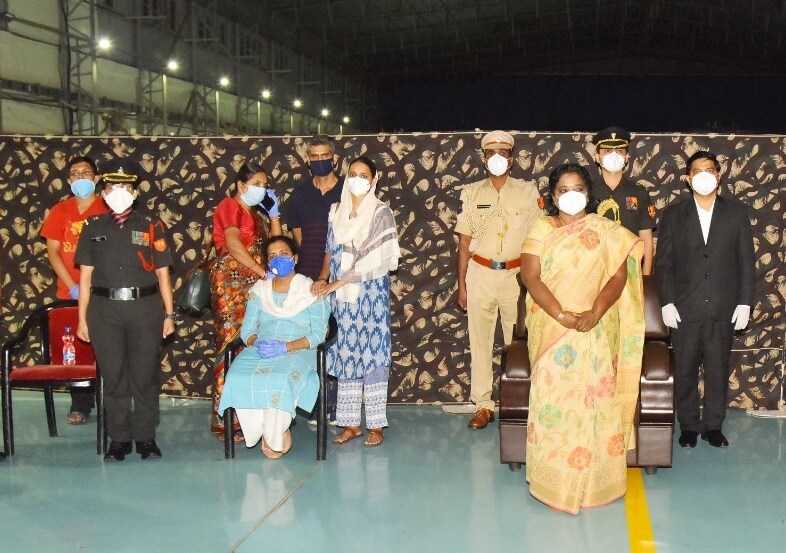  ராணுவ வீரர் கர்னல் சந்தோஷ் பாபு குடும்பத்தினருக்கு இரங்கல் தெரிவிக்கும் ஆளுநர் தமிழிசை சௌந்தரராஜன்