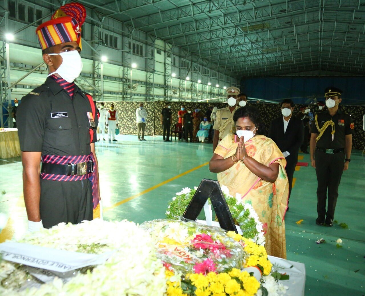  ராணுவ வீரர் கர்னல் சந்தோஷ் பாபு உடலுக்கு அஞ்சலி செலுத்தும் ஆளுநர் தமிழிசை சௌந்தரராஜன்