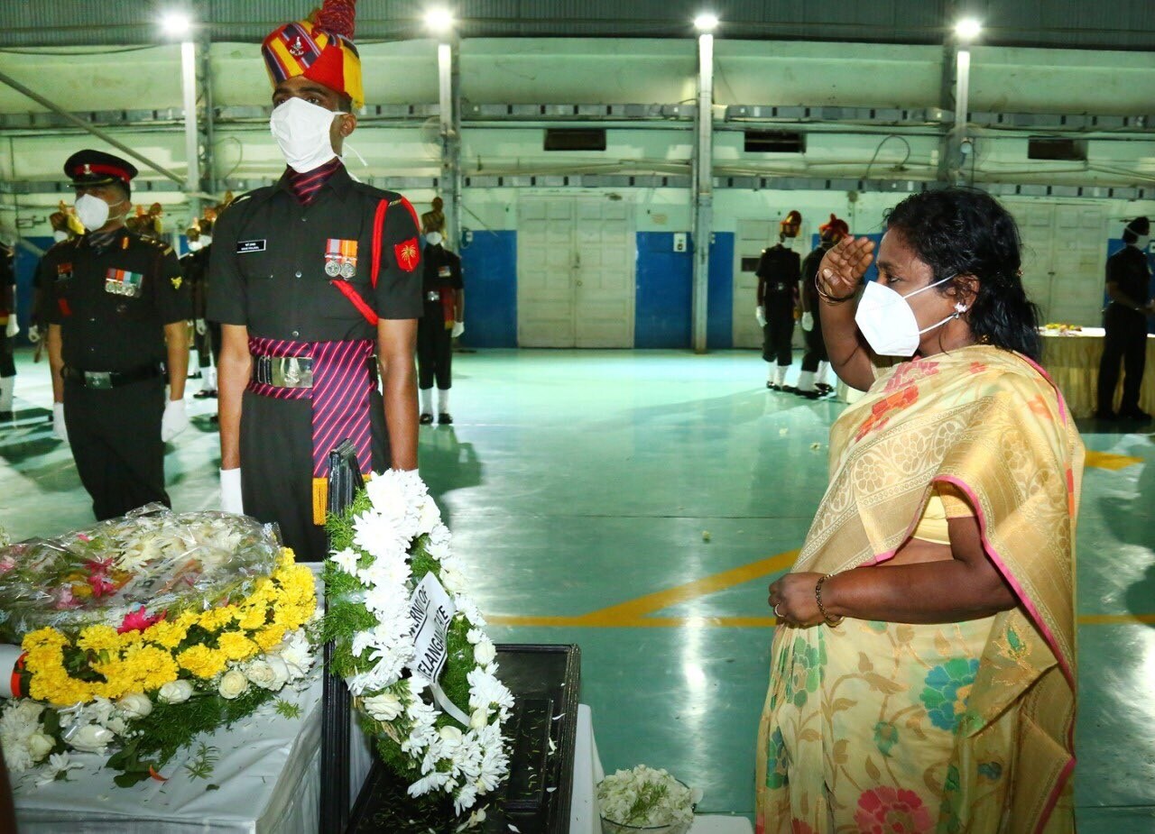  ராணுவ வீரர் கர்னல் சந்தோஷ் பாபு உடலுக்கு அஞ்சலி செலுத்தும் ஆளுநர் தமிழிசை சௌந்தரராஜன்