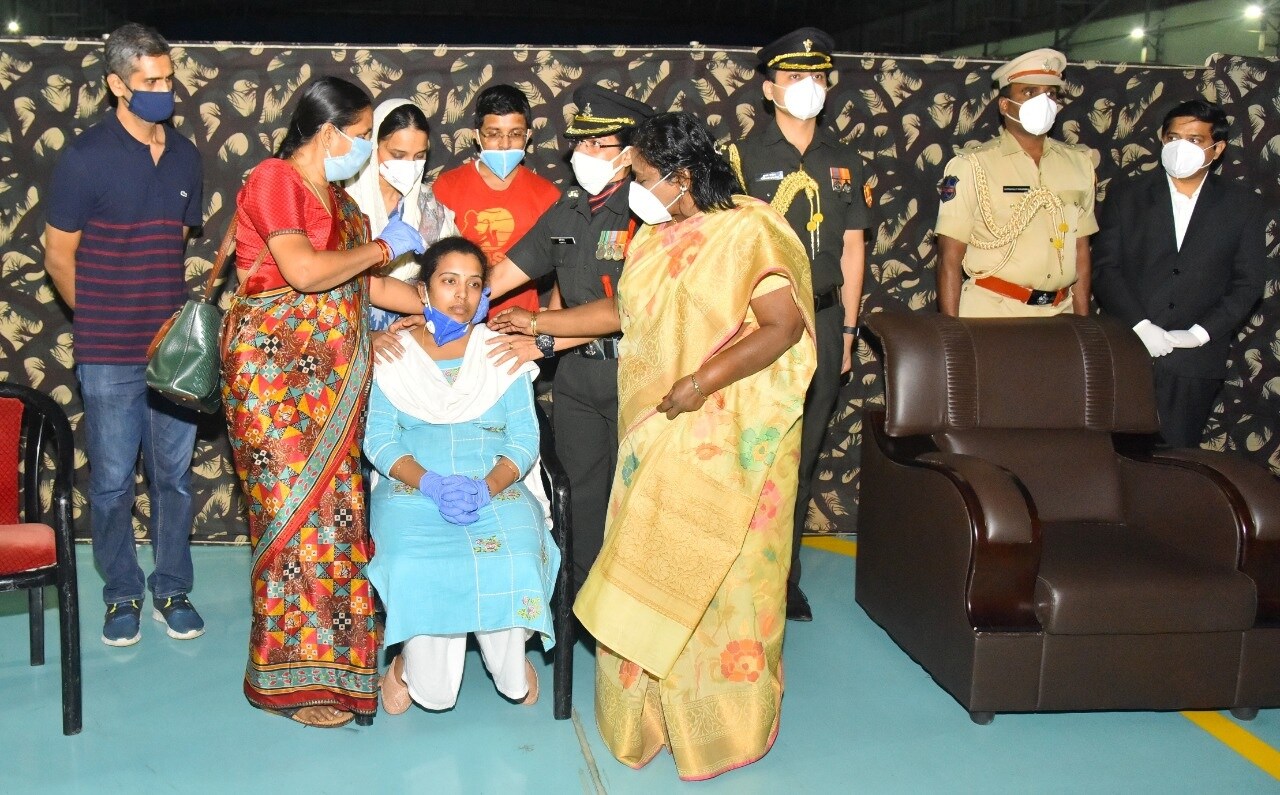  ராணுவ வீரர் கர்னல் சந்தோஷ் பாபு குடும்பத்தினருக்கு இரங்கல் தெரிவிக்கும் ஆளுநர் தமிழிசை சௌந்தரராஜன்