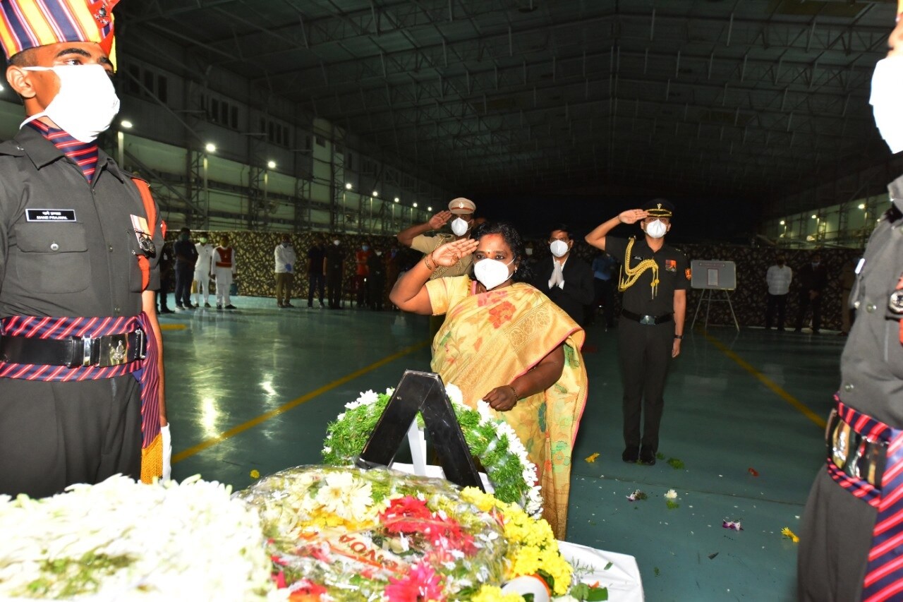  ராணுவ வீரர் கர்னல் சந்தோஷ் பாபு உடலுக்கு அஞ்சலி செலுத்தும் ஆளுநர் தமிழிசை சௌந்தரராஜன்