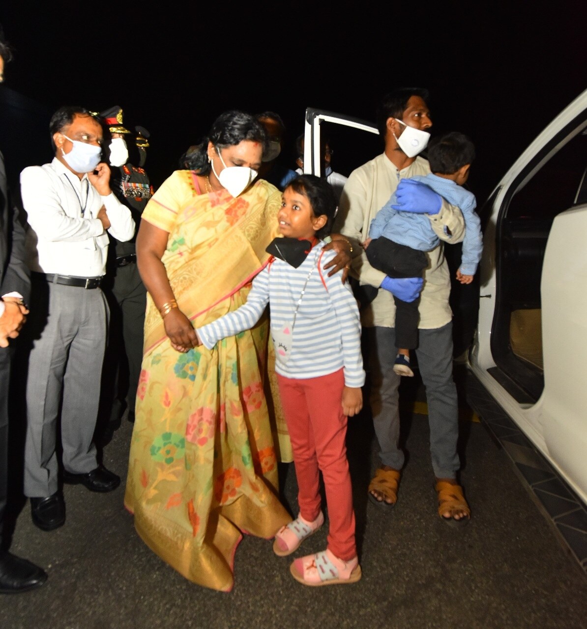  ராணுவ வீரர் கர்னல் சந்தோஷ் பாபு குடும்பத்தினருக்கு இரங்கல் தெரிவிக்கும் ஆளுநர் தமிழிசை சௌந்தரராஜன்