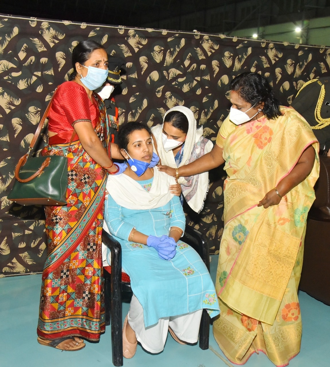  ராணுவ வீரர் கர்னல் சந்தோஷ் பாபு குடும்பத்தினருக்கு இரங்கல் தெரிவிக்கும் ஆளுநர் தமிழிசை சௌந்தரராஜன்