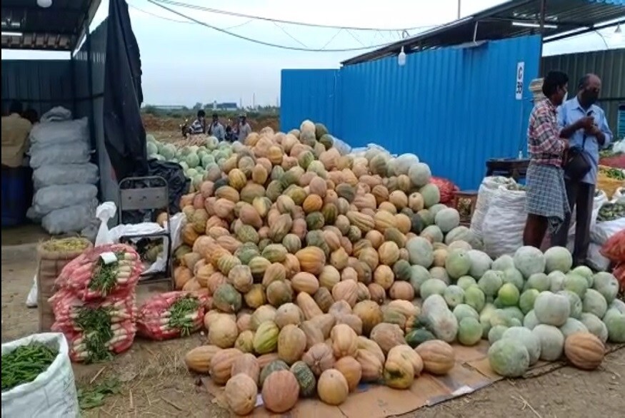 நாளை மகாளய அமாவாசை என்பதால், திருமழிசை காய்கறிச் சந்தையில் காய்கறிகளின் விலை கடுமையாக அதிகரித்துள்ளது. நாளை மகாளய அமாவாசை என்பதால், திருமழிசை காய்கறிச் சந்தையில் காய்கறிகளின் விலை கடுமையாக அதிகரித்துள்ளது.