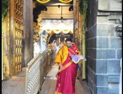 ஊரடங்கிற்கு முன்னதாக சுமார் 3.5 கோடி வரை தினமும் உண்டியல் மூலம் காணிக்கை கிடைக்கும் நிலையில், தற்போது இந்த வகை வருமானம் சரமாரியாக குறைந்துள்ளது ஊரடங்கிற்கு முன்னதாக சுமார் 3.5 கோடி வரை தினமும் உண்டியல் மூலம் காணிக்கை கிடைக்கும் நிலையில், தற்போது இந்த வகை வருமானம் சரமாரியாக குறைந்துள்ளது