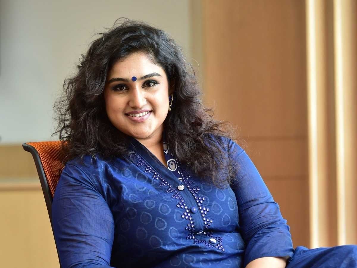 ஒவ்வொரு பெண்ணுக்கும் தனக்கு ஏற்ற சரியான ஆணை தேர்ந்தெடுப்பது குறித்து ஒரு கனவு இருக்கும். என்னுடைய கனவு நனவாகியிருக்கிறது என்றுள்ள வனிதா தன்னுடைய குழந்தைகளிடம் கூறி சம்மதம் வாங்கி உள்ளதாக தெரிவித்துள்ளார். ஒவ்வொரு பெண்ணுக்கும் தனக்கு ஏற்ற சரியான ஆணை தேர்ந்தெடுப்பது குறித்து ஒரு கனவு இருக்கும். என்னுடைய கனவு நனவாகியிருக்கிறது என்றுள்ள வனிதா தன்னுடைய குழந்தைகளிடம் கூறி சம்மதம் வாங்கி உள்ளதாக தெரிவித்துள்ளார்.