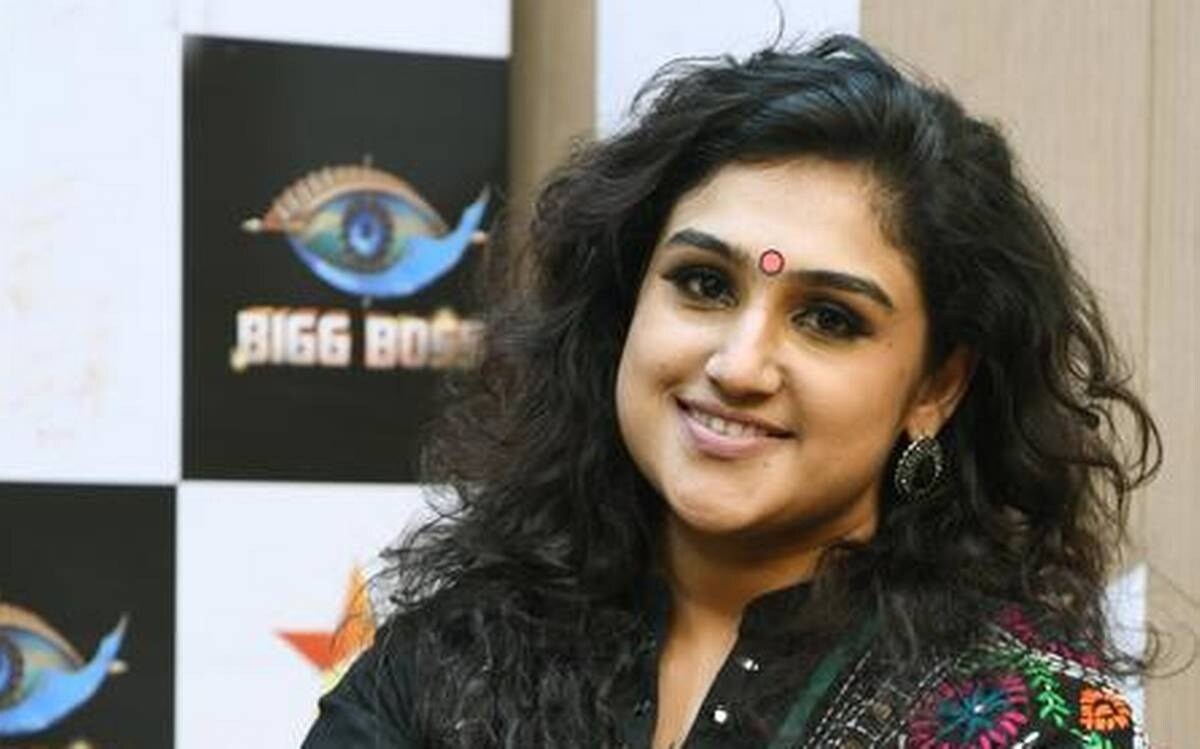 நடிகை வனிதாவிற்கு 2 மகள்களும், ஒரு மகனும் உள்ளனர். மகன் விஜய் ஸ்ரீஹரி அவரது அப்பா உடன் உள்ளார். தற்போது நடிகை வனிதா தனது 2 மகள்களுடன் வாழ்ந்து வருகிறார். நடிகை வனிதாவிற்கு 2 மகள்களும், ஒரு மகனும் உள்ளனர். மகன் விஜய் ஸ்ரீஹரி அவரது அப்பா உடன் உள்ளார். தற்போது நடிகை வனிதா தனது 2 மகள்களுடன் வாழ்ந்து வருகிறார்.