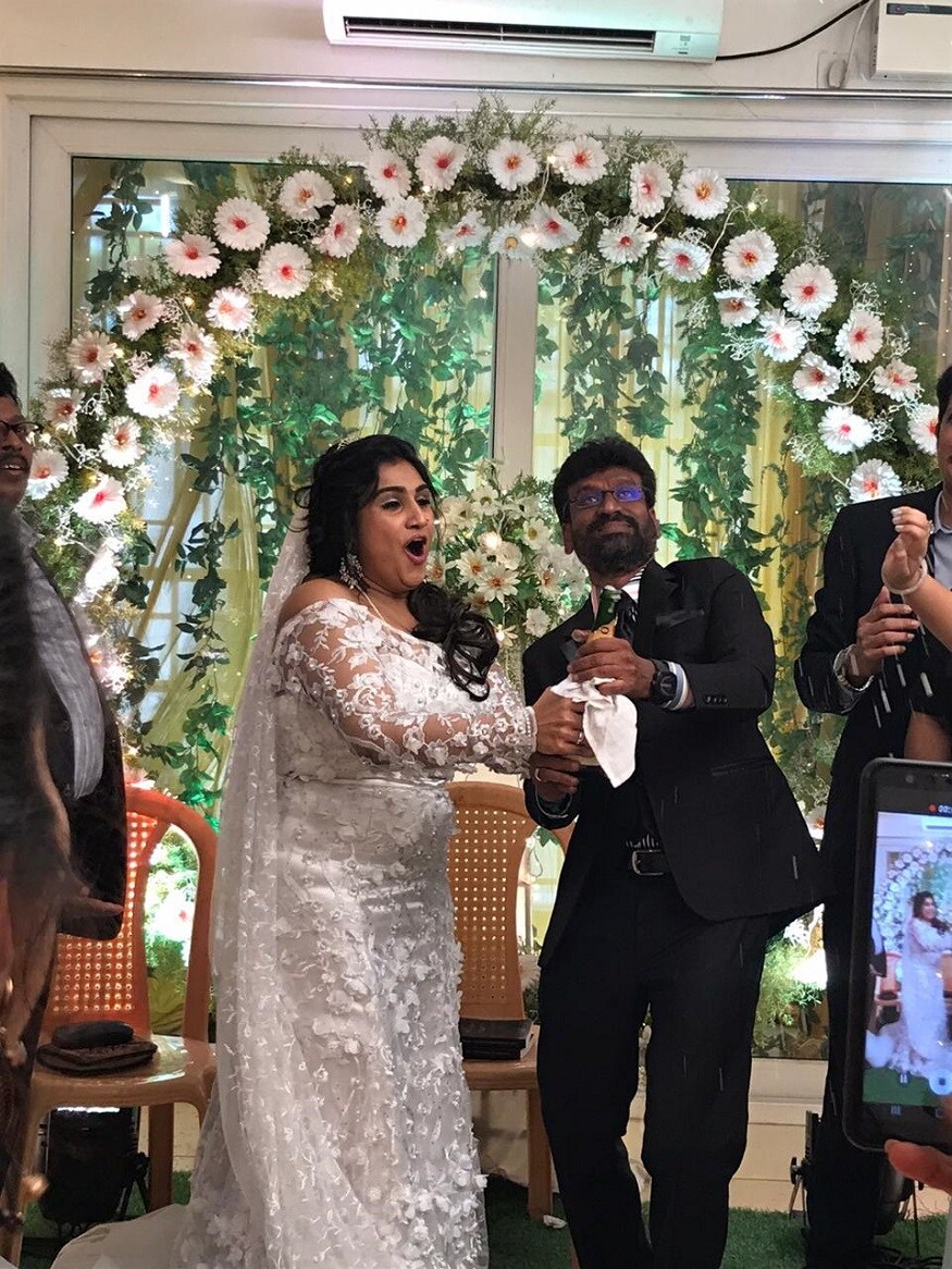 நேற்று திருமணம் முடிந்திருக்கும் நிலையில் 8 வருடங்களாக கணவரை பிரிந்து வாழ்ந்து வரும் பீட்டர் பாலின் முதல் மனைவி வடபழனி காவல்நிலையத்தில் புகாரளித்துள்ளார். நேற்று திருமணம் முடிந்திருக்கும் நிலையில் 8 வருடங்களாக கணவரை பிரிந்து வாழ்ந்து வரும் பீட்டர் பாலின் முதல் மனைவி வடபழனி காவல்நிலையத்தில் புகாரளித்துள்ளார்.
