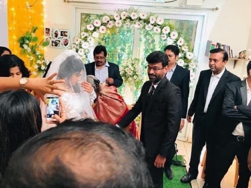 திருமணத்தின் போது எடுக்கப்பட்ட புகைப்படங்களை பகிர்ந்து பலரும் இந்த தம்பதிக்கு வாழ்த்து சொல்லி வருகின்றனர். திருமணத்தின் போது எடுக்கப்பட்ட புகைப்படங்களை பகிர்ந்து பலரும் இந்த தம்பதிக்கு வாழ்த்து சொல்லி வருகின்றனர்.
