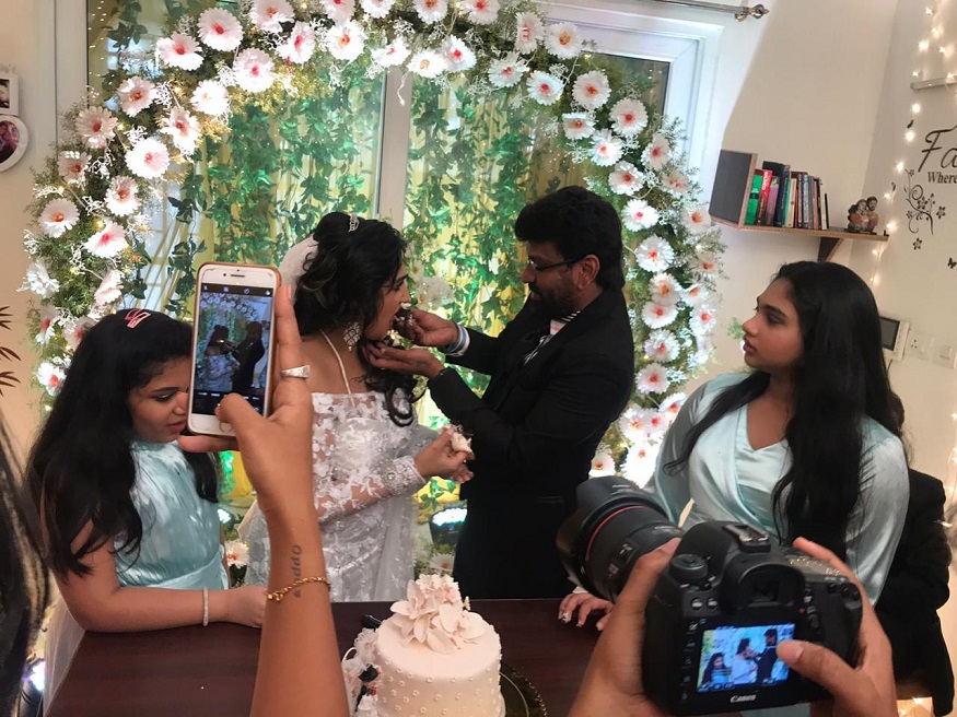  பீட்டார் பால் - எலிசபெத் ஹெலன் இருவரும் கருத்து வேறுபாடு காரணமாக, 7 ஆண்டுகளாக பிரிந்து வாழ்ந்து வரும் நிலையில் வனிதாவை பீட்டர் திருமணம் செய்துள்ளார்.