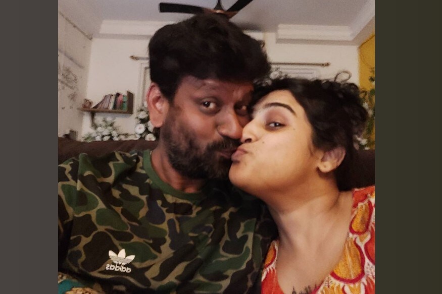 தன்னுடன் முறையாக விவாகரத்து பெறாமல் வனிதா விஜயகுமாரை பீட்டர் பால் திருமணம் செய்து கொண்டதாக எலிசபெத் ஹெலன் குற்றம்சாட்டியதை அடுத்து வனிதா விஜயகுமார் - பீட்டர் பால் திருமணத்தை பலரும் சமூகவலைதளங்களில் விமர்சிக்கத் தொடங்கினர். தன்னுடன் முறையாக விவாகரத்து பெறாமல் வனிதா விஜயகுமாரை பீட்டர் பால் திருமணம் செய்து கொண்டதாக எலிசபெத் ஹெலன் குற்றம்சாட்டியதை அடுத்து வனிதா விஜயகுமார் - பீட்டர் பால் திருமணத்தை பலரும் சமூகவலைதளங்களில் விமர்சிக்கத் தொடங்கினர்.