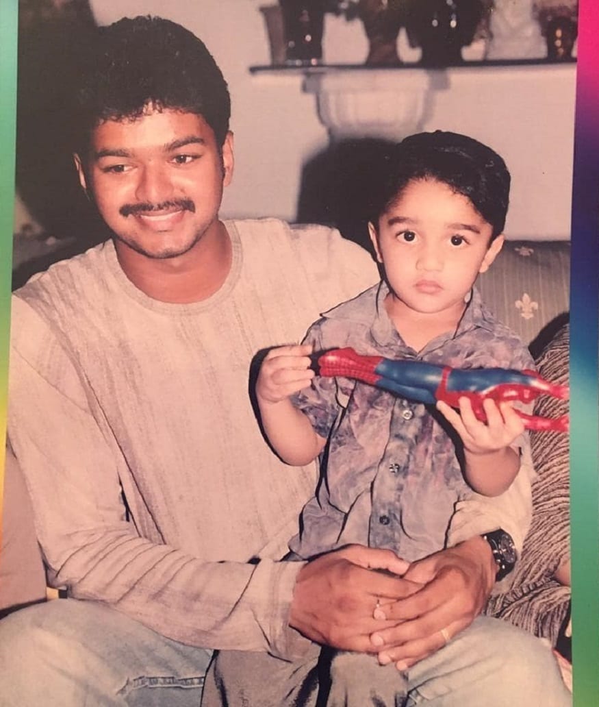 விஜய் ஸ்ரீகரியின் பிறந்தநாளுக்காக நடிகர் விஜய் தனது மனைவியுடன் வனிதா விஜயகுமார் வீட்டுக்கு வருகை தந்ததாக பழைய புகைப்படங்களை பகிர்ந்திருக்கிறார். விஜய் ஸ்ரீகரியின் பிறந்தநாளுக்காக நடிகர் விஜய் தனது மனைவியுடன் வனிதா விஜயகுமார் வீட்டுக்கு வருகை தந்ததாக பழைய புகைப்படங்களை பகிர்ந்திருக்கிறார்.