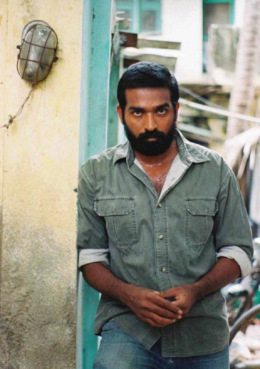 நடிகர் விஜய் சேதுபதியின் புதிய கெட்-அப் புகைப்படங்கள் வெளியாகி சமூகவலைதளங்களில் கவனம் பெற்று வருகின்றன. நடிகர் விஜய் சேதுபதியின் புதிய கெட்-அப் புகைப்படங்கள் வெளியாகி சமூகவலைதளங்களில் கவனம் பெற்று வருகின்றன.