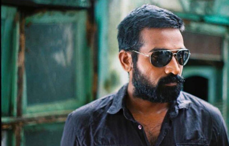 இந்தப் புகைப்படத்தில் முடி குறைவாக தாடியுடன், மெலிந்த உடல் அமைப்புடன் தோன்றியுள்ளார் விஜய் சேதுபதி. இந்தப் புகைப்படத்தில் முடி குறைவாக தாடியுடன், மெலிந்த உடல் அமைப்புடன் தோன்றியுள்ளார் விஜய் சேதுபதி.