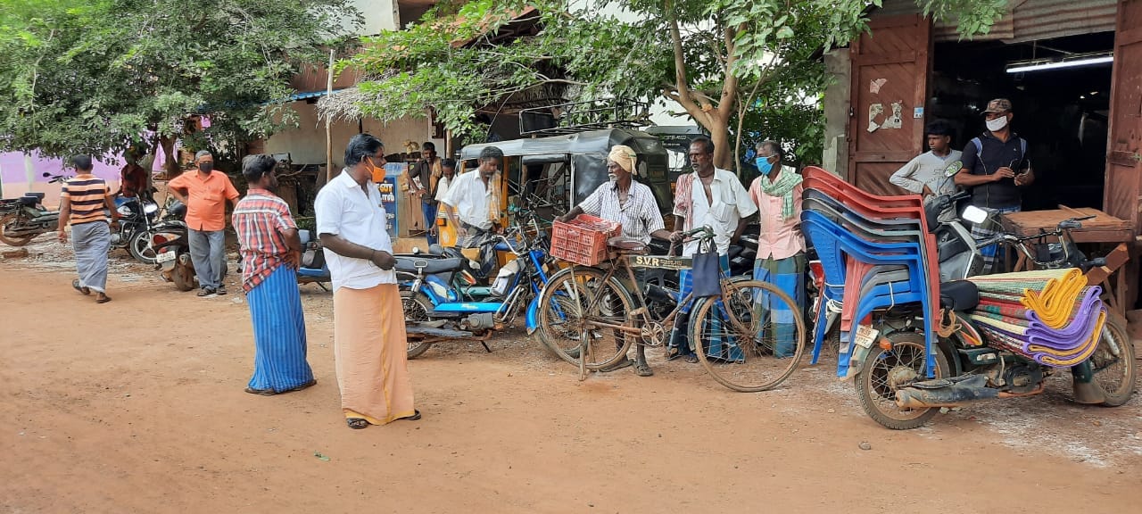 அருகில் இருந்தோர் விசாரித்து சிசிச்சை அளிக்க காரைக்குடி நகராட்சி சுகாதரதுறைக்கு தகவல் தெரிவித்தும் அதிகாரிகள் யாரும் வராததால் அருகில் உள்ளவர்கள் பாதிக்கப்பட்ட வரை ஆட்டோவில் அழைத்துச் சென்று மாவட்ட தலைமை மருத்துவமனையில் கொரோனா சிறப்பு சிகிச்சை மையத்தில் சிகிச்சைக்காக சேர்த்தனர் . அருகில் இருந்தோர் விசாரித்து சிசிச்சை அளிக்க காரைக்குடி நகராட்சி சுகாதரதுறைக்கு தகவல் தெரிவித்தும் அதிகாரிகள் யாரும் வராததால் அருகில் உள்ளவர்கள் பாதிக்கப்பட்ட வரை ஆட்டோவில் அழைத்துச் சென்று மாவட்ட தலைமை மருத்துவமனையில் கொரோனா சிறப்பு சிகிச்சை மையத்தில் சிகிச்சைக்காக சேர்த்தனர் .