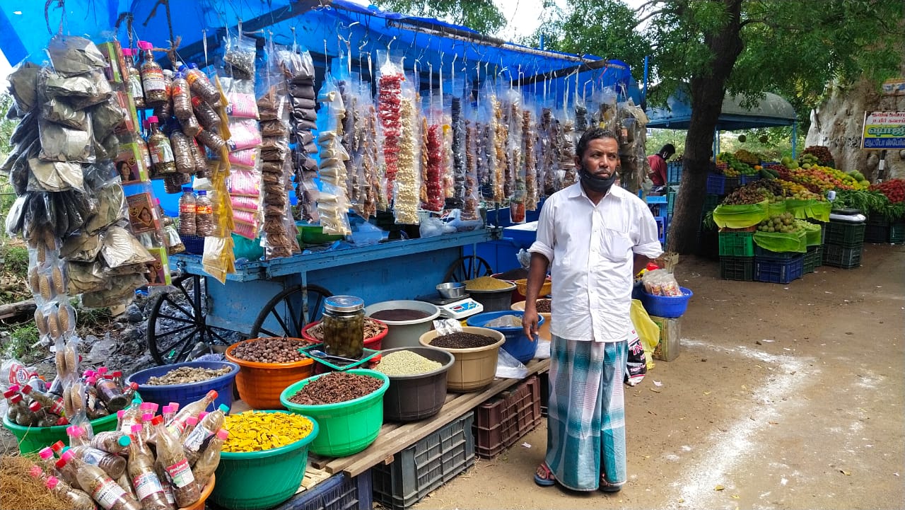 தென் மாவட்டத்தில் முக்கிய சுற்றுலா தலமாகவும், நீர் விழ்ச்சியாகவும் தென்காசி மாவட்டத்தில் குற்றாலம் அமைந்துள்ளது. ஆண்டுதோறும் ஜூன், ஜூலை, ஆகஸ்ட் என இந்த மூன்று மாதங்களும் குற்றாலத்தில் சீசன் களைகட்டும். தென் மாவட்டத்தில் முக்கிய சுற்றுலா தலமாகவும், நீர் விழ்ச்சியாகவும் தென்காசி மாவட்டத்தில் குற்றாலம் அமைந்துள்ளது. ஆண்டுதோறும் ஜூன், ஜூலை, ஆகஸ்ட் என இந்த மூன்று மாதங்களும் குற்றாலத்தில் சீசன் களைகட்டும்.