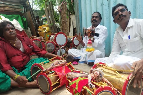 ஆடி மாத திருவிழா முன்பதிவு இல்லாமல் வாழ்வாதாரம் இழந்துள்ள உடுக்கை பம்பை இசைக் கலைஞர்கள் ஆடி மாத திருவிழா முன்பதிவு இல்லாமல் வாழ்வாதாரம் இழந்துள்ள உடுக்கை பம்பை இசைக் கலைஞர்கள்