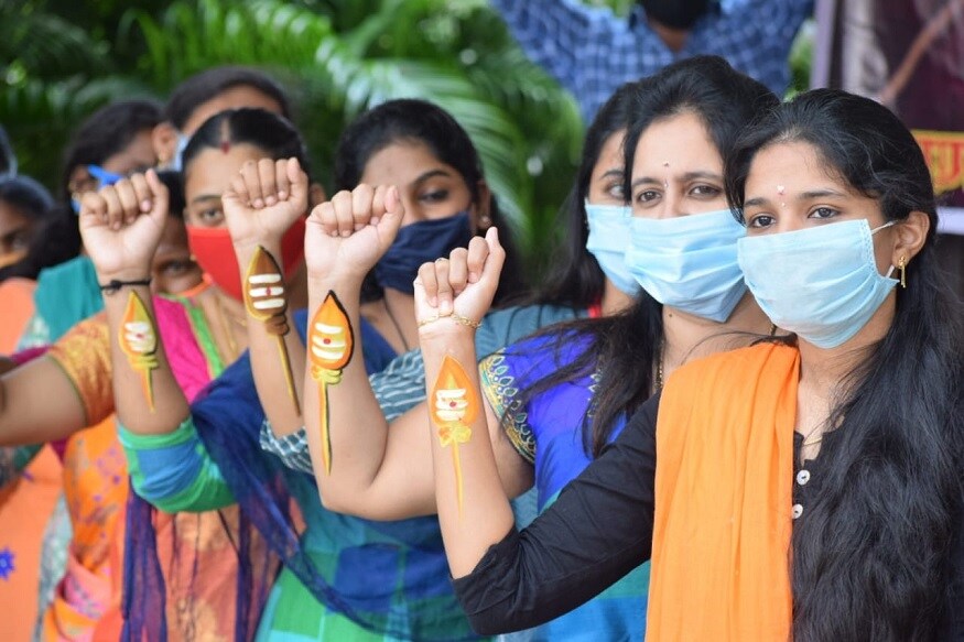 கறுப்பர் கூட்டம் என்ற யூடியூப் சேனலுக்கு எதிர்ப்பு தெரிவித்து கைகளில் வேல் வரைந்து பாஜகவினர் நூதன போராட்டத்தில் ஈடுபட்டனர். கறுப்பர் கூட்டம் என்ற யூடியூப் சேனலுக்கு எதிர்ப்பு தெரிவித்து கைகளில் வேல் வரைந்து பாஜகவினர் நூதன போராட்டத்தில் ஈடுபட்டனர்.