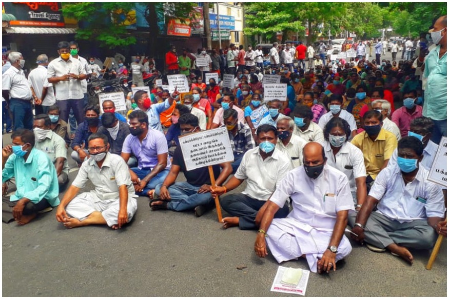  அப்போது அவர்கள் தலைமைச் செயலரைக் கண்டித்து கண்டன கோஷங்களை எழுப்பியதால் பரபரப்பு ஏற்பட்டது. தங்களின் கோரிக்கை தீரும் வரை தலைமைச் செயலாளரைக் கண்டித்து பலகட்ட போராட்டங்கள் நடத்தப்படும் என எச்சரிக்கை விடுத்தனர்.