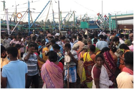 அதிகரித்து வரும் தொற்று எண்ணிக்கை: கடலூர் மீன்பிடி துறைமுகத்தில் மீன் வாங்க அலைமோதிய மக்கள்.. அதிகரித்து வரும் தொற்று எண்ணிக்கை: கடலூர் மீன்பிடி துறைமுகத்தில் மீன் வாங்க அலைமோதிய மக்கள்..