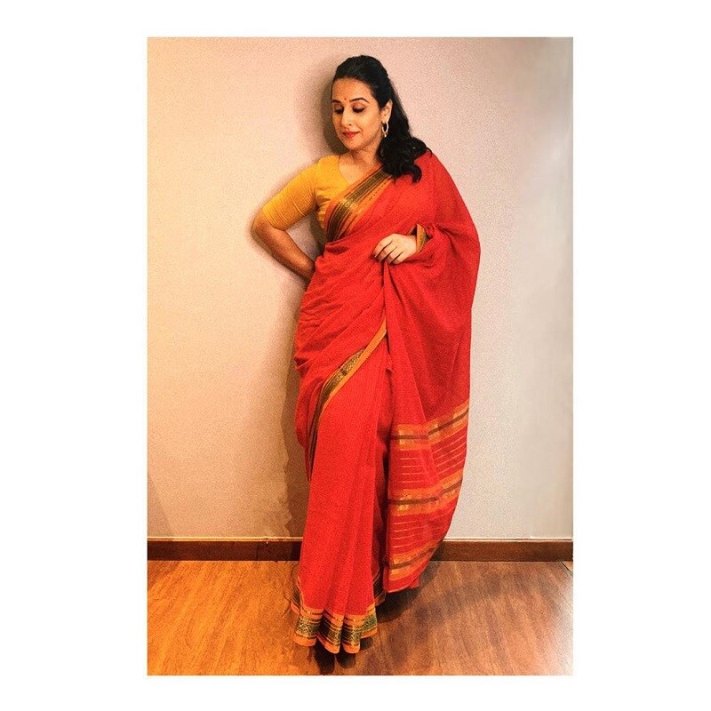 அதில் ”புடவை நெய்துள்ள அழகும் அதற்கு ஏற்ப சரிகை வேலைப்பாடுகளும் மிகச் சிறப்பாக உள்ளன. குறிப்பாக புடவையின் இளஞ்சிவப்பு நிறத்திற்கு ஏற்ற ஆரஞ்சு எதிர் நிறம் டிரேட்மார்க் கொண்ட பொருத்தம். கையால் செய்யப்பட்டதால் அதன் நூல் இழைகள் மென்மையாக உள்ளன. சிறிய கண்காட்சிக்கு கோயம்புத்தூர் சென்றபோது இந்த புடவையை வாங்கினேன். நம் நாடு நெய்வதில் விதிவிலக்கற்ற திறன் கொண்டது” என்று குறிப்பிட்டுள்ளார். அதில் ”புடவை நெய்துள்ள அழகும் அதற்கு ஏற்ப சரிகை வேலைப்பாடுகளும் மிகச் சிறப்பாக உள்ளன. குறிப்பாக புடவையின் இளஞ்சிவப்பு நிறத்திற்கு ஏற்ற ஆரஞ்சு எதிர் நிறம் டிரேட்மார்க் கொண்ட பொருத்தம். கையால் செய்யப்பட்டதால் அதன் நூல் இழைகள் மென்மையாக உள்ளன. சிறிய கண்காட்சிக்கு கோயம்புத்தூர் சென்றபோது இந்த புடவையை வாங்கினேன். நம் நாடு நெய்வதில் விதிவிலக்கற்ற திறன் கொண்டது” என்று குறிப்பிட்டுள்ளார்.