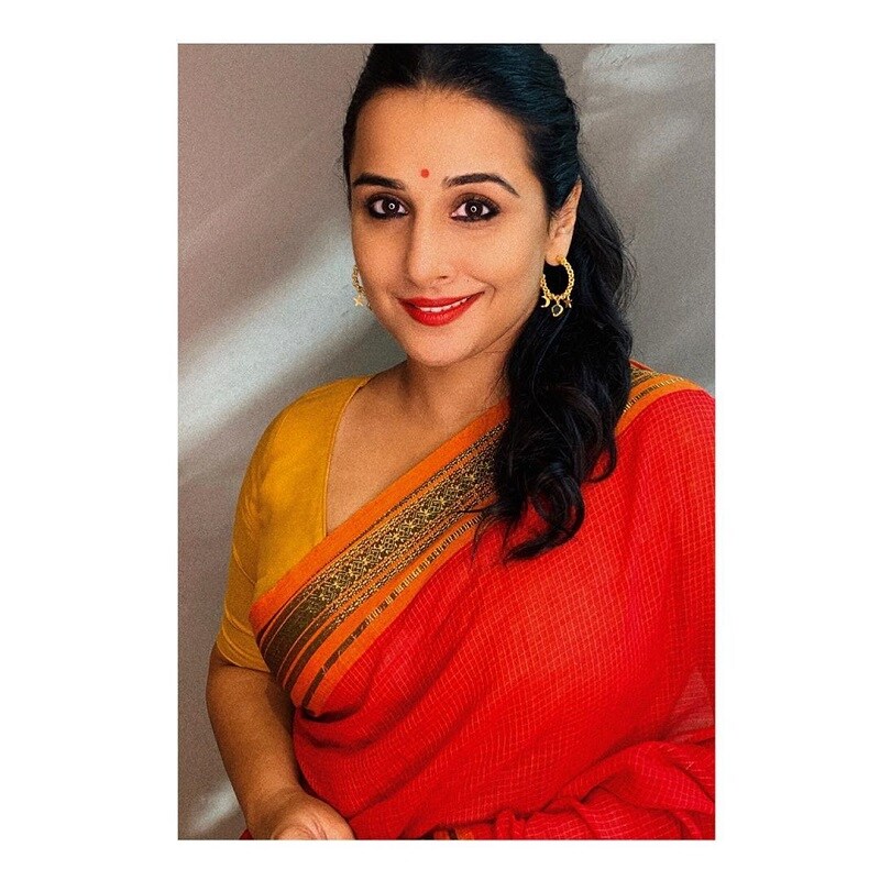 அப்படி அவர் தன்னுடைய இன்ஸ்டாகிராமில் பகிர்ந்த சகுந்தலா தேவி லுக்கில் அணிந்திருக்கும் புடவையில் ஒரு ஸ்பெஷல் உள்ளது. அதாவது அவர் அதில் அணிந்திருக்கும் புடவை கோயம்புத்தூர் கோரா பருத்திப் புடவையாகும். அதை அவரே தன்னுடைய இன்ஸ்டாவில் குறிப்பிட்டு அதன் பெருமையையும் பதிவு செய்துள்ளார். அப்படி அவர் தன்னுடைய இன்ஸ்டாகிராமில் பகிர்ந்த சகுந்தலா தேவி லுக்கில் அணிந்திருக்கும் புடவையில் ஒரு ஸ்பெஷல் உள்ளது. அதாவது அவர் அதில் அணிந்திருக்கும் புடவை கோயம்புத்தூர் கோரா பருத்திப் புடவையாகும். அதை அவரே தன்னுடைய இன்ஸ்டாவில் குறிப்பிட்டு அதன் பெருமையையும் பதிவு செய்துள்ளார்.