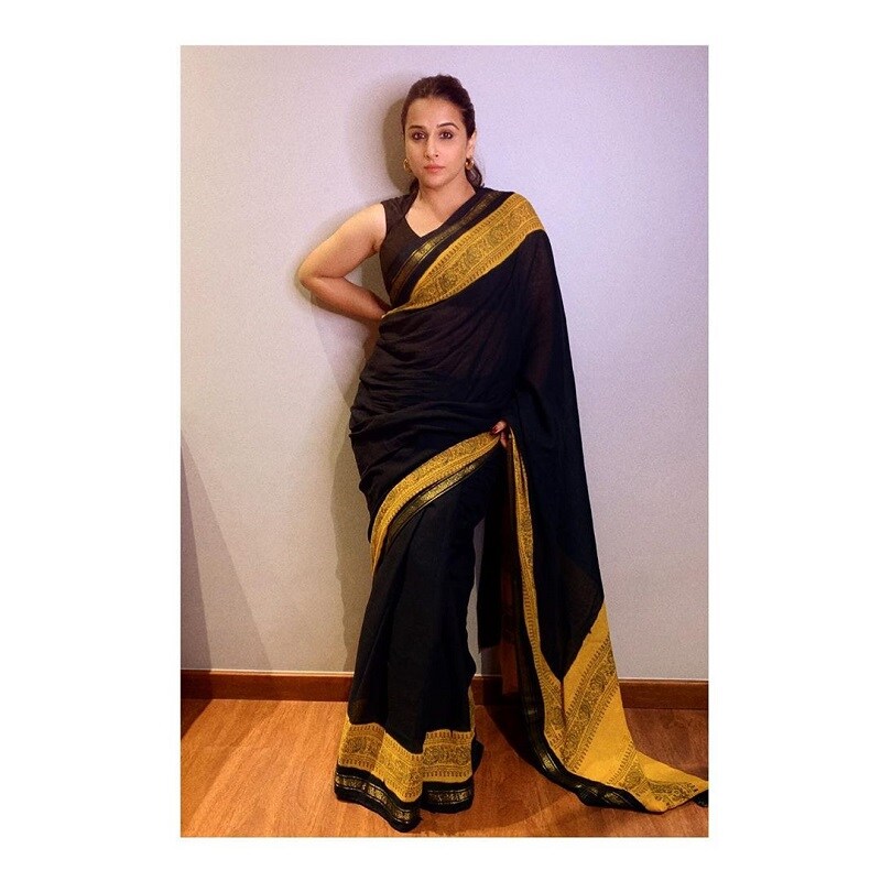 இதற்கு அடுத்ததாக இரண்டு பார்டர்கள் கொண்ட வடிவமைப்பில் கருப்பு நிறப் புடவையிலும் கம்பீரத் தோற்றத்தில் E-Promotion செய்துள்ளார். இதற்கு அடுத்ததாக இரண்டு பார்டர்கள் கொண்ட வடிவமைப்பில் கருப்பு நிறப் புடவையிலும் கம்பீரத் தோற்றத்தில் E-Promotion செய்துள்ளார்.