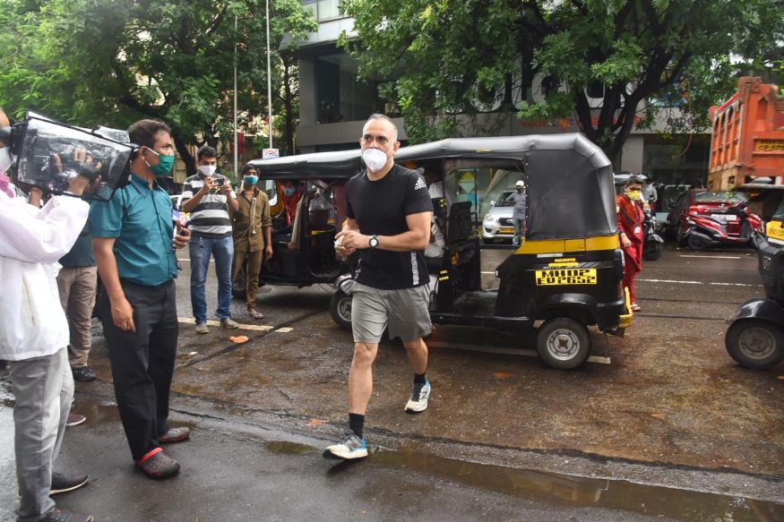 அருகிலிருந்த போலீசாரிடம் அதைக் கூற, மூவரில் ஒரு இளைஞரை மட்டுமே அவரால் விரட்டிப்பிடிக்க முடிந்தது என்று மணிஷ் கூறினார். அருகிலிருந்த போலீசாரிடம் அதைக் கூற, மூவரில் ஒரு இளைஞரை மட்டுமே அவரால் விரட்டிப்பிடிக்க முடிந்தது என்று மணிஷ் கூறினார்.