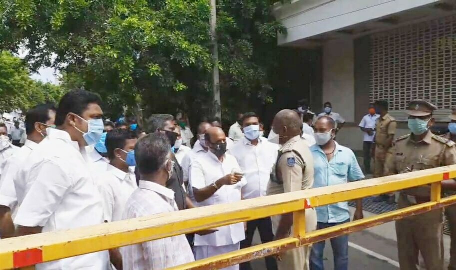 இந்நிலையில், அதற்கு தலைமைச் செயலர் தடையாக இருப்பதாகக் கூறி ஊர் மக்கள் 200க்கும் மேற்பட்டோர் சட்டமன்ற உறுப்பினர் லஷ்மிநாராயணன் தலைமையில் தலைமைச் செயலகத்தை முற்றுகையிட பேரணியாக வந்தனர். இந்நிலையில், அதற்கு தலைமைச் செயலர் தடையாக இருப்பதாகக் கூறி ஊர் மக்கள் 200க்கும் மேற்பட்டோர் சட்டமன்ற உறுப்பினர் லஷ்மிநாராயணன் தலைமையில் தலைமைச் செயலகத்தை முற்றுகையிட பேரணியாக வந்தனர்.