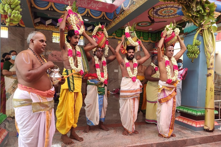  இந்நிலையில், புதுச்சேரி அடுத்து உள்ள பஞ்ச பஞ்சவடி கிராமத்தில் ஜயமங்கள பஞ்சமுக ஆஞ்சநேயர் கோயில் உள்ளது. இங்கு கடந்த ஆண்டு கும்பாபிஷேகம் விழா வெகு விமர்சையாக நடைபெற்றது. இந்த தினத்தை முன்னிட்டு பஞ்சவடி கோயிலில் சிறப்புப் பூஜைகள் இன்று நடைபெற்றன.