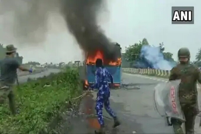 மேற்கு வங்கத்தில் சிறுமி கூட்டுப்பாலியல் வன்கொடுமை செய்யப்பட்டு கொலை செய்யப்பட்டதைக் கண்டித்து நடைபெற்ற போராட்டத்தில் வன்முறை வெடித்தது. மேற்கு வங்கத்தில் சிறுமி கூட்டுப்பாலியல் வன்கொடுமை செய்யப்பட்டு கொலை செய்யப்பட்டதைக் கண்டித்து நடைபெற்ற போராட்டத்தில் வன்முறை வெடித்தது.