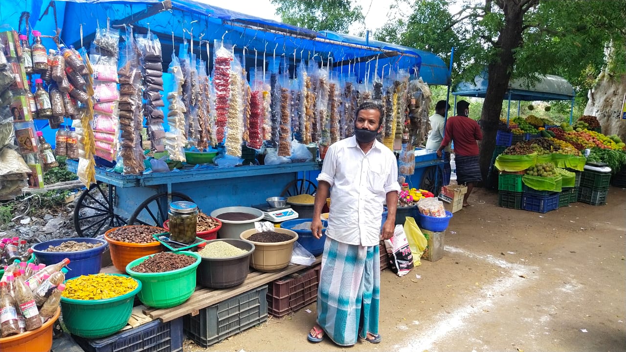 பல ஆண்டுகளாக குற்றாலத்தில் கடை நடத்தி வந்த வியாபாரிகள் ஊரடங்கு காரணமாக தற்போது தென்காசி - மதுரை சாலையோரமாக கடைகளை அமைத்துள்ளனர் இருப்பினும் போதிய வியாபாரம் இல்லை எனவும் வருத்தம் தெரிவித்துள்ளனர். பல ஆண்டுகளாக குற்றாலத்தில் கடை நடத்தி வந்த வியாபாரிகள் ஊரடங்கு காரணமாக தற்போது தென்காசி - மதுரை சாலையோரமாக கடைகளை அமைத்துள்ளனர் இருப்பினும் போதிய வியாபாரம் இல்லை எனவும் வருத்தம் தெரிவித்துள்ளனர்.