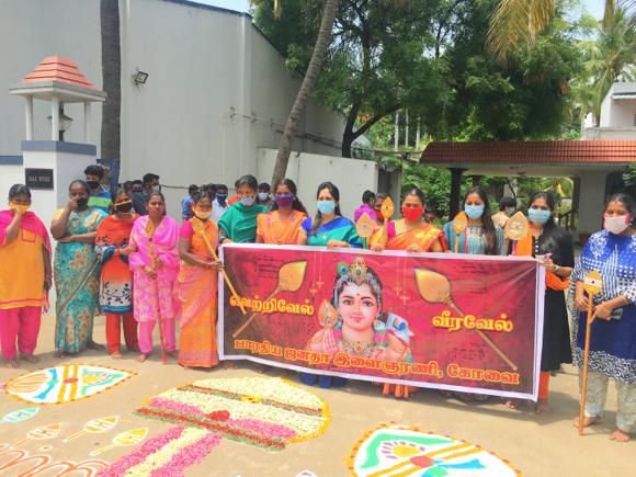 கறுப்பர் கூட்டம் என்ற யூடியூப் சேனலில் கந்த சஷ்டி கவசம் குறித்தும் இந்து கடவுள் முருகன் குறித்து அவதூறு பரப்பும் வகையில் வீடியோ வெளியிட்ட விவகாரம் சர்ச்சையை ஏற்படுத்தியது. கறுப்பர் கூட்டம் என்ற யூடியூப் சேனலில் கந்த சஷ்டி கவசம் குறித்தும் இந்து கடவுள் முருகன் குறித்து அவதூறு பரப்பும் வகையில் வீடியோ வெளியிட்ட விவகாரம் சர்ச்சையை ஏற்படுத்தியது.