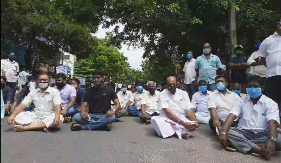 எஸ்.வி.பட்டேல் சாலை-மிஷன் வீதி சந்திப்பில் தடுப்புகளை அமைத்து போலீசார் அவர்களைத் தடுத்து நிறுத்தினர். இதனால் சட்டமன்ற உறுப்பினர் உட்பட அனைத்து மக்களும் சுமார் 2 மணி நேரத்திற்கும் மேலாக சாலையில் அமர்ந்து தர்ணா போராட்டத்தில் ஈடுப்பட்டனர். எஸ்.வி.பட்டேல் சாலை-மிஷன் வீதி சந்திப்பில் தடுப்புகளை அமைத்து போலீசார் அவர்களைத் தடுத்து நிறுத்தினர். இதனால் சட்டமன்ற உறுப்பினர் உட்பட அனைத்து மக்களும் சுமார் 2 மணி நேரத்திற்கும் மேலாக சாலையில் அமர்ந்து தர்ணா போராட்டத்தில் ஈடுப்பட்டனர்.