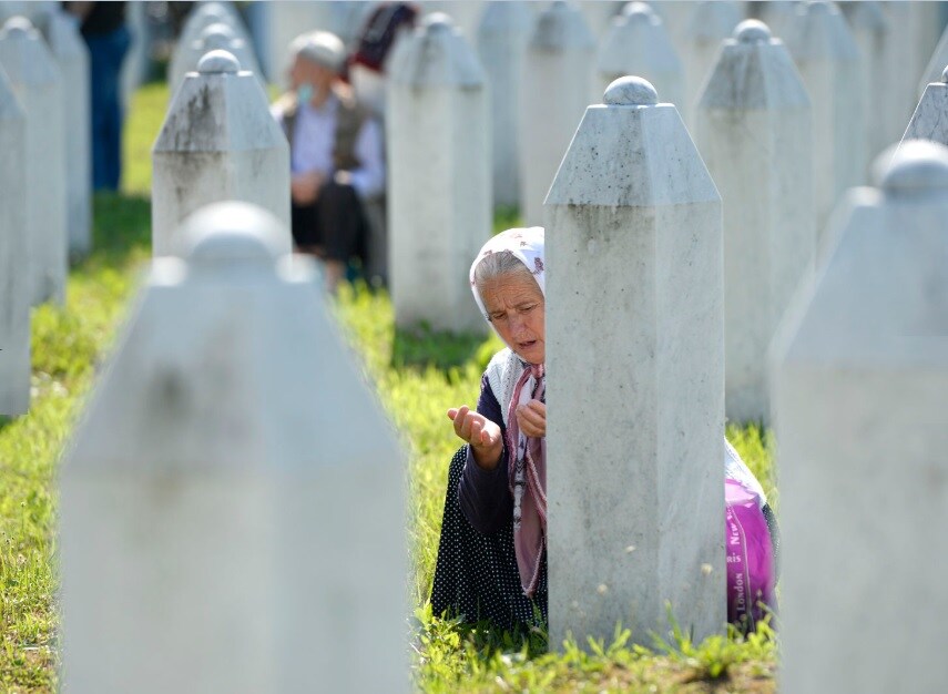 1995ம் ஆண்டு ஜூலை 11 ஆம் தேதி ஸ்ரெப்ரெனிகாவில் (Srebrenica) 8 ஆயிரம் இஸ்லாமியர்கள் செர்பிய ராணுவத்தால் கொல்லப்பட்டனர். போஸ்னியாவில் போஸ்னியர்கள், செர்பியர்கள், குரேஷியர்கள் என மூன்று இன மக்களும் வசித்து வருகின்றனர். (படம்: AP) 1995ம் ஆண்டு ஜூலை 11 ஆம் தேதி ஸ்ரெப்ரெனிகாவில் (Srebrenica) 8 ஆயிரம் இஸ்லாமியர்கள் செர்பிய ராணுவத்தால் கொல்லப்பட்டனர். போஸ்னியாவில் போஸ்னியர்கள், செர்பியர்கள், குரேஷியர்கள் என மூன்று இன மக்களும் வசித்து வருகின்றனர். (படம்: AP)