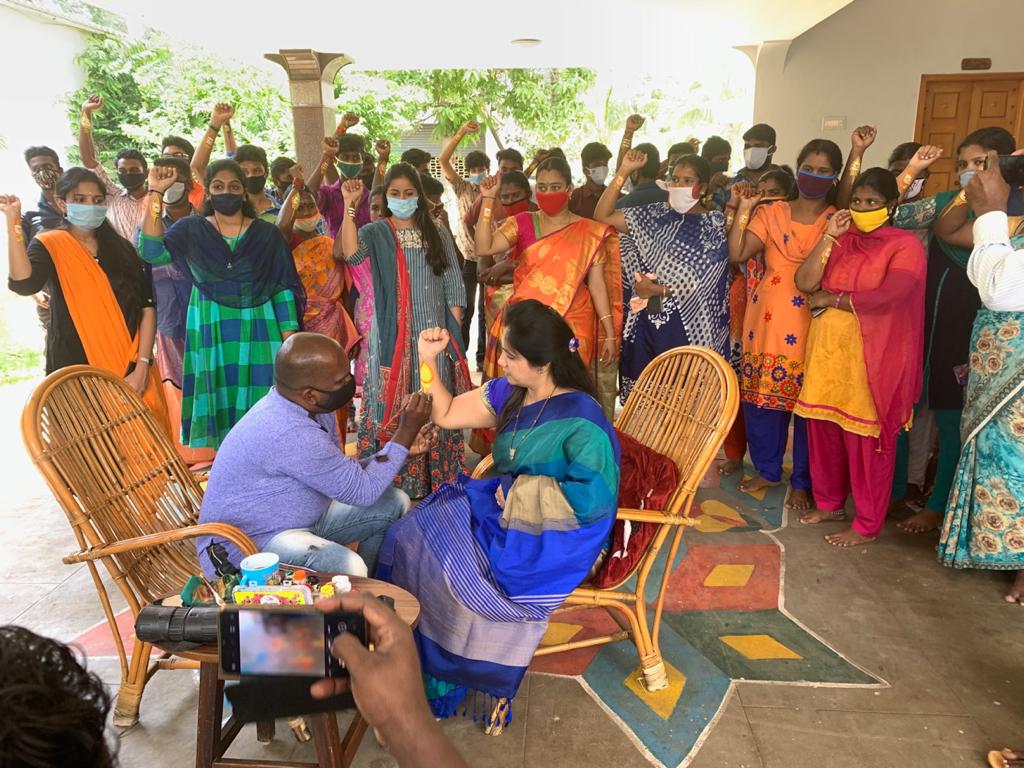 இதன் ஒரு பகுதியாக கோவை இடையர்பாளையம் பாரதிய ஜனதா கட்சி சார்பில் மாநில இளைஞரணி செயலாளர் ப்ரீத்தி லட்சுமி இல்லம் முன்பு, அவ்வமைப்பினர் ஆர்ப்பாட்டம் நடத்தினர். இதன் ஒரு பகுதியாக கோவை இடையர்பாளையம் பாரதிய ஜனதா கட்சி சார்பில் மாநில இளைஞரணி செயலாளர் ப்ரீத்தி லட்சுமி இல்லம் முன்பு, அவ்வமைப்பினர் ஆர்ப்பாட்டம் நடத்தினர்.