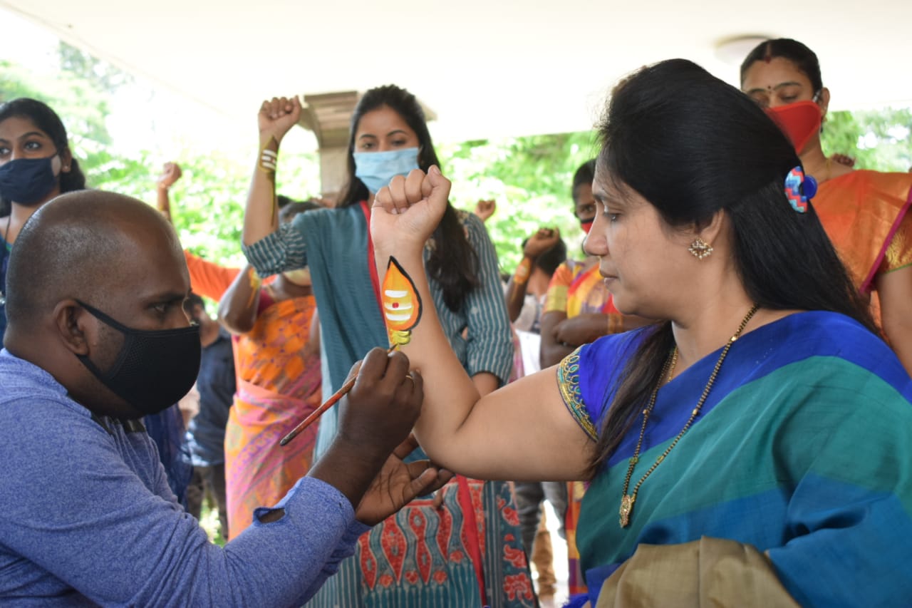 வேல் பூக்கோலம் உட்பட 50 கோலங்கள் இட்டும், பெண்கள் தங்களது கைகளில் வேலை பல வண்ணங்களால் வரைந்தும் நூதன முறையில் ஆர்ப்பாட்டத்தில் ஈடுப்பட்டனர். வேல் பூக்கோலம் உட்பட 50 கோலங்கள் இட்டும், பெண்கள் தங்களது கைகளில் வேலை பல வண்ணங்களால் வரைந்தும் நூதன முறையில் ஆர்ப்பாட்டத்தில் ஈடுப்பட்டனர்.