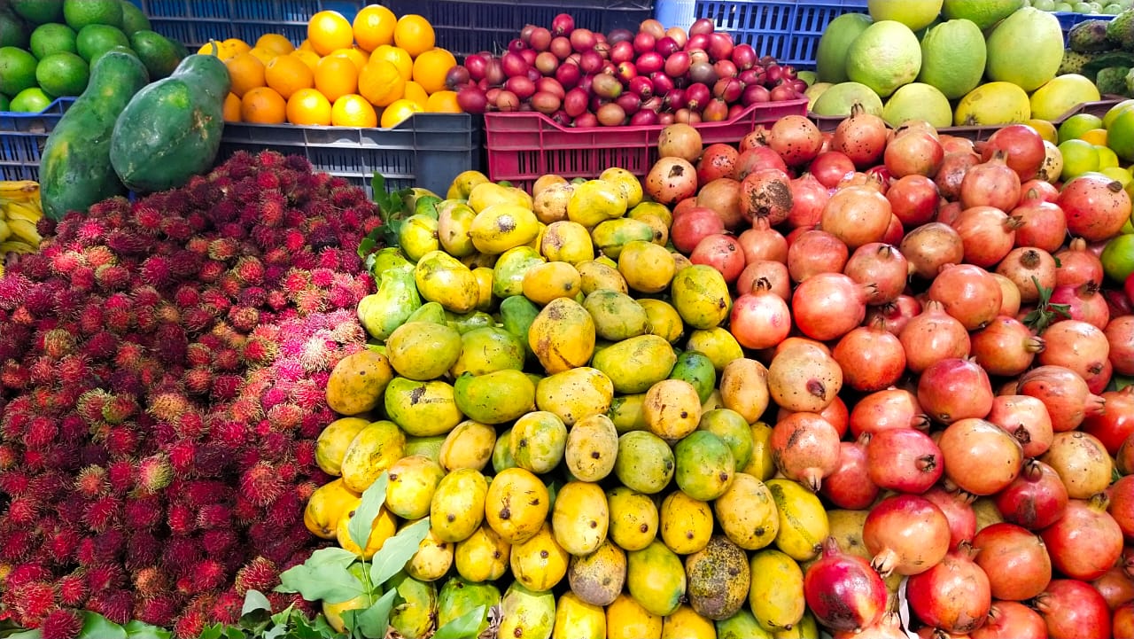 ஊரடங்கு தடை காரணமாகவும், சுற்றுலா பயணிகள் வருகையின்றியும் குற்றாலத்தில் உள்ள 100-க்கும் மேற்பட்ட கடைகள் அனைத்தும் மூடப்பட்டுள்ளது. ஊரடங்கு தடை காரணமாகவும், சுற்றுலா பயணிகள் வருகையின்றியும் குற்றாலத்தில் உள்ள 100-க்கும் மேற்பட்ட கடைகள் அனைத்தும் மூடப்பட்டுள்ளது.