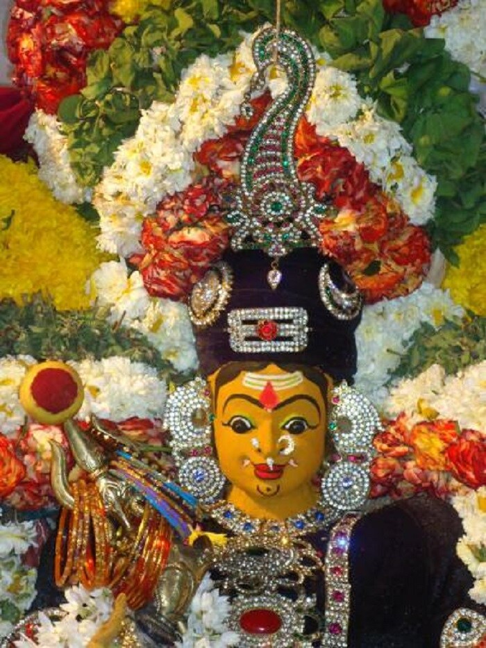 விருதுநகர் இருக்கன்குடி மாரியம்மன் கோவிலுக்குச் சென்று அம்மனுக்கு அபிஷேகம் செய்த நீரால் கண்களைக் கழுவினால் கண் பார்வை கூர்மையாகும். கண் பிரச்னைகள் நீங்கும். விருதுநகர் இருக்கன்குடி மாரியம்மன் கோவிலுக்குச் சென்று அம்மனுக்கு அபிஷேகம் செய்த நீரால் கண்களைக் கழுவினால் கண் பார்வை கூர்மையாகும். கண் பிரச்னைகள் நீங்கும்.