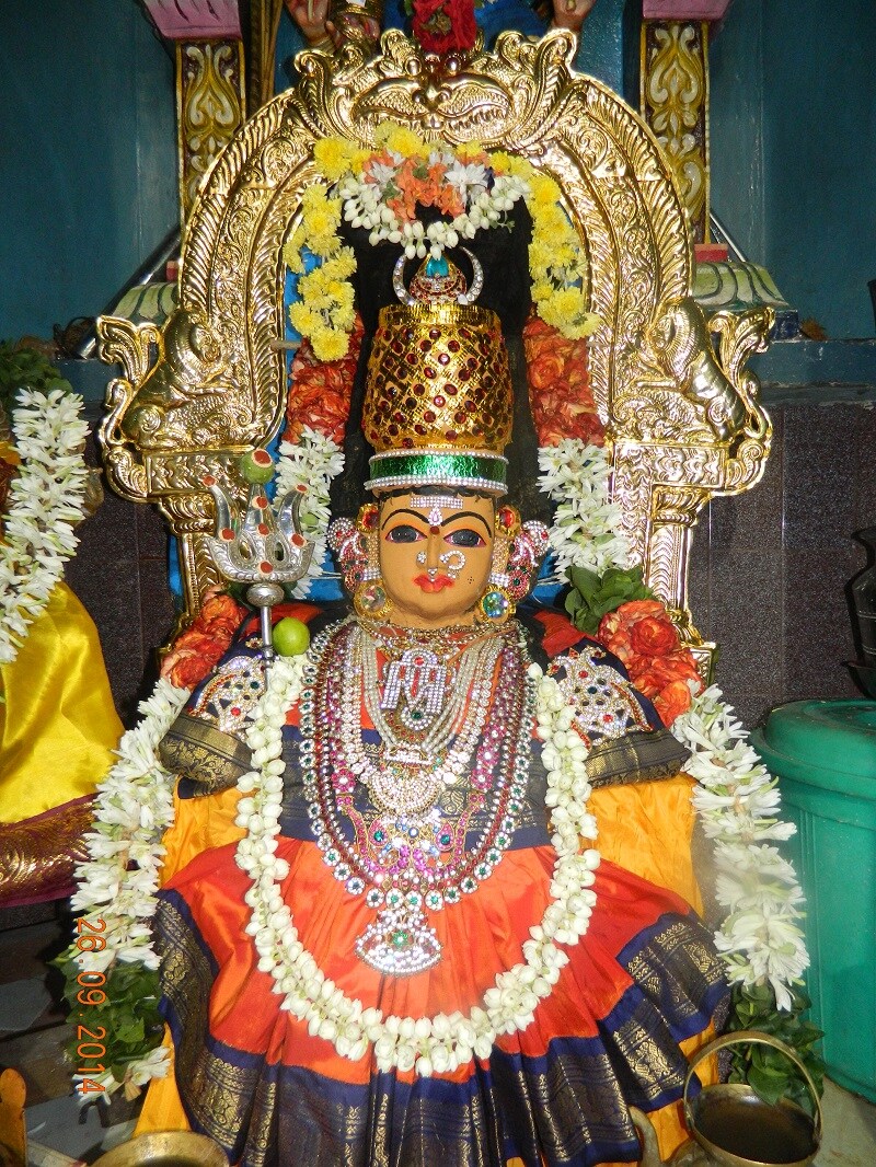 வெள்ளிக்கிழமையில் மகாலட்சுமியின் வழிபாடு வற்றாத செல்வத்தை அள்ளித் தரும் என்பார்கள். அப்படி குடும்ப நன்மைக்காக அம்பிகை, அகிலாண்டேஸ்வரி, புவனேஸ்வரி, ஆதிபராசக்தியை வணங்கி வழிபாடு செய்து பலனை அடையலாம். வெள்ளிக்கிழமையில் மகாலட்சுமியின் வழிபாடு வற்றாத செல்வத்தை அள்ளித் தரும் என்பார்கள். அப்படி குடும்ப நன்மைக்காக அம்பிகை, அகிலாண்டேஸ்வரி, புவனேஸ்வரி, ஆதிபராசக்தியை வணங்கி வழிபாடு செய்து பலனை அடையலாம்.