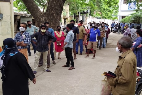 மின் கட்டணம் செலுத்த இன்று கடைசி நாள்: மின்கட்டண மையங்களில் அலைமோதிய கூட்டம் மின் கட்டணம் செலுத்த இன்று கடைசி நாள்: மின்கட்டண மையங்களில் அலைமோதிய கூட்டம்